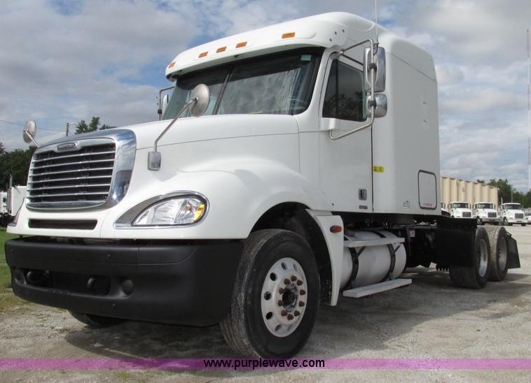 image for item G9986 2005 Freightliner Columbia Heritage edition semi truck