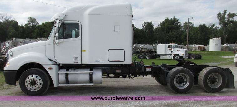 image for item G9986 2005 Freightliner Columbia Heritage edition semi truck