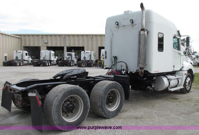 image for item G9986 2005 Freightliner Columbia Heritage edition semi truck