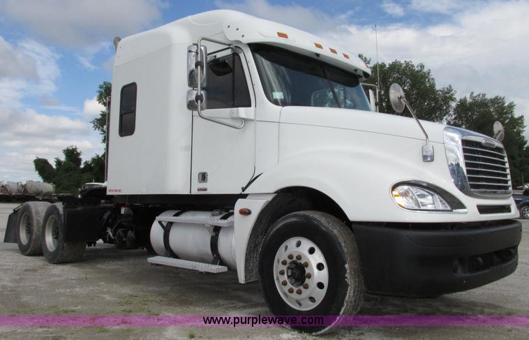 image for item G9986 2005 Freightliner Columbia Heritage edition semi truck