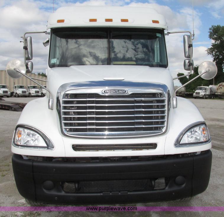 image for item G9986 2005 Freightliner Columbia Heritage edition semi truck