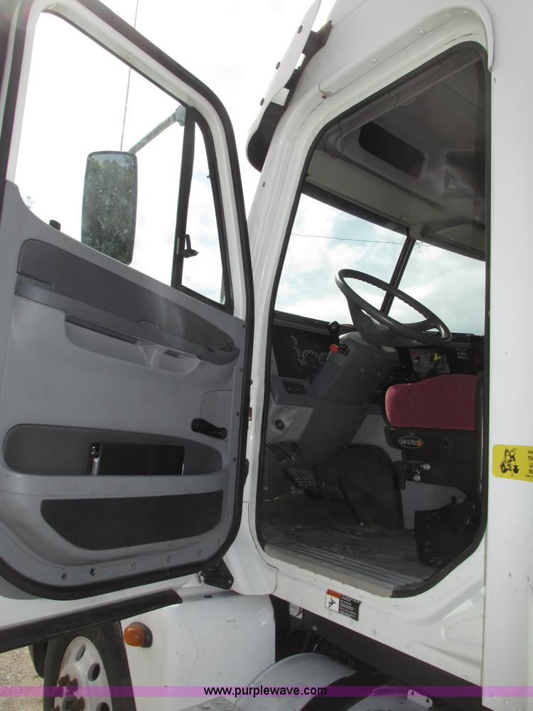 image for item G9986 2005 Freightliner Columbia Heritage edition semi truck