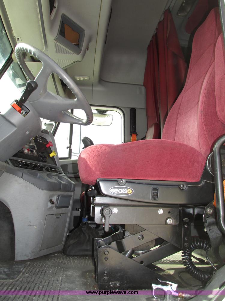 image for item G9986 2005 Freightliner Columbia Heritage edition semi truck