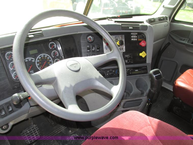 image for item G9986 2005 Freightliner Columbia Heritage edition semi truck