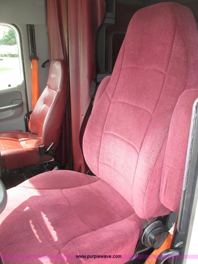 image for item G9986 2005 Freightliner Columbia Heritage edition semi truck