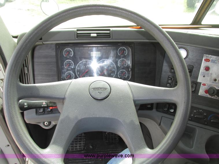 image for item G9986 2005 Freightliner Columbia Heritage edition semi truck