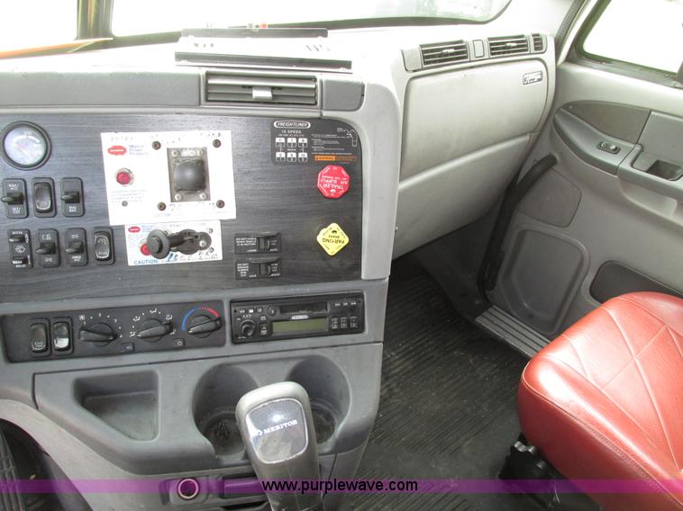 image for item G9986 2005 Freightliner Columbia Heritage edition semi truck