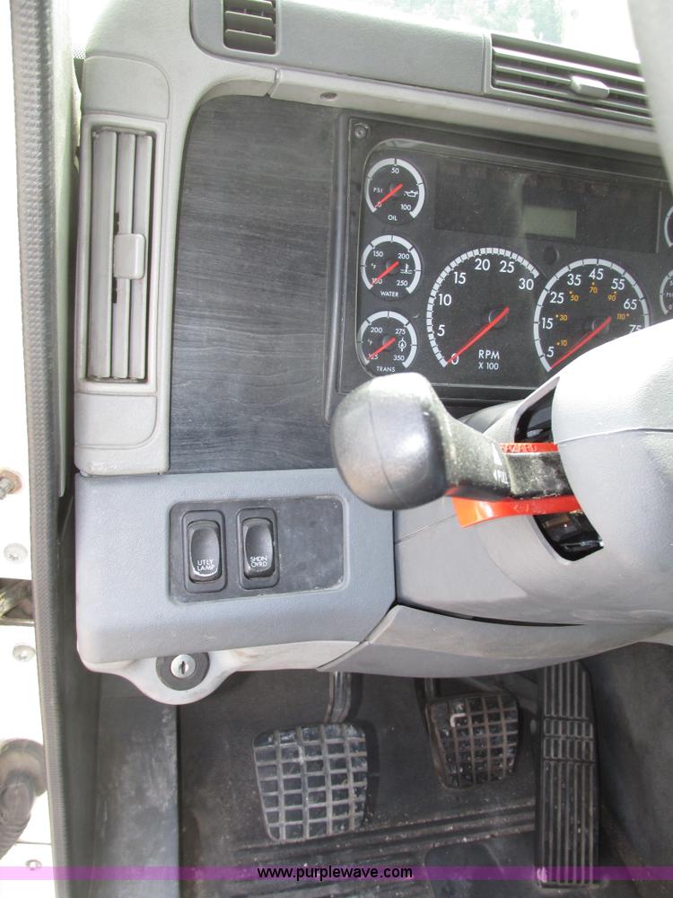 image for item G9986 2005 Freightliner Columbia Heritage edition semi truck