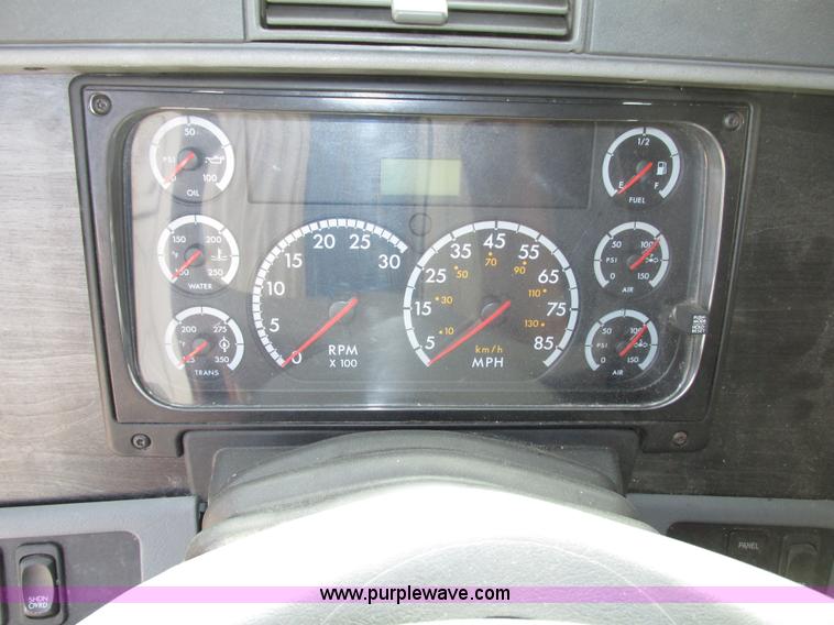 image for item G9986 2005 Freightliner Columbia Heritage edition semi truck