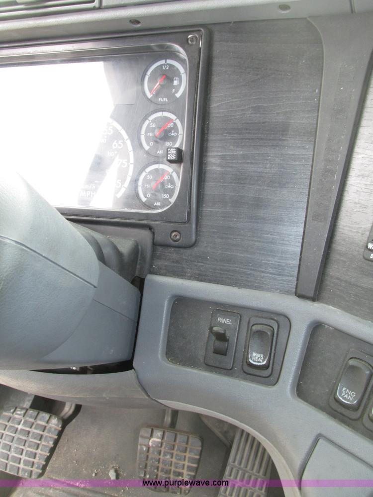 image for item G9986 2005 Freightliner Columbia Heritage edition semi truck