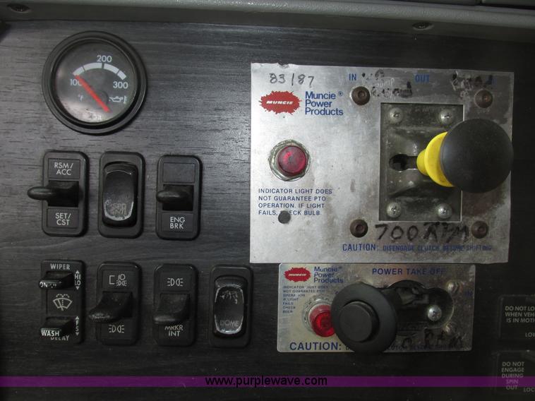 image for item G9986 2005 Freightliner Columbia Heritage edition semi truck