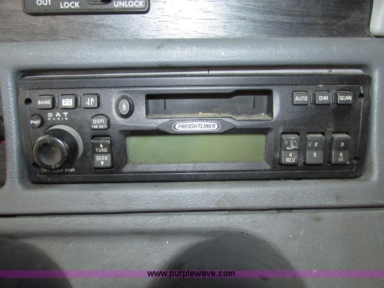 image for item G9986 2005 Freightliner Columbia Heritage edition semi truck