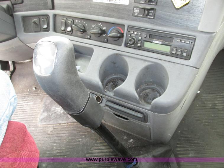 image for item G9986 2005 Freightliner Columbia Heritage edition semi truck