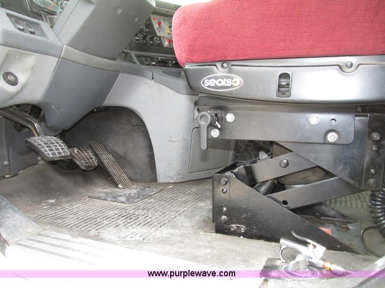 image for item G9986 2005 Freightliner Columbia Heritage edition semi truck