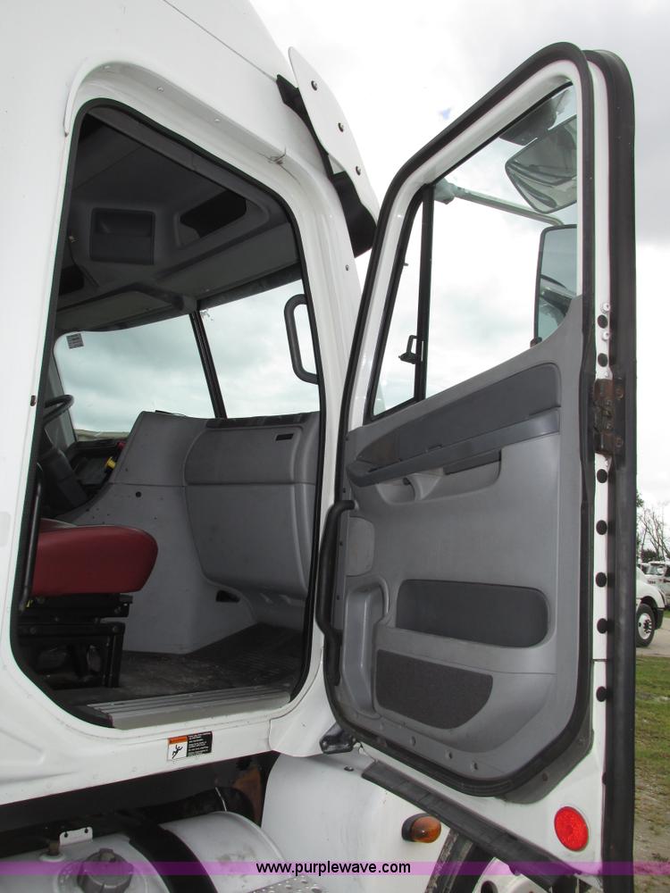 image for item G9986 2005 Freightliner Columbia Heritage edition semi truck