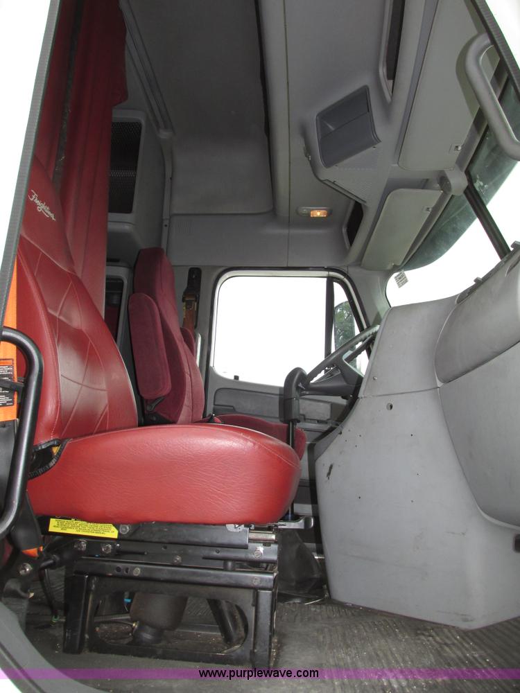 image for item G9986 2005 Freightliner Columbia Heritage edition semi truck