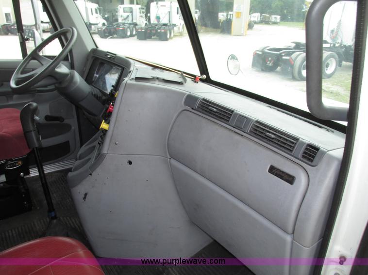 image for item G9986 2005 Freightliner Columbia Heritage edition semi truck