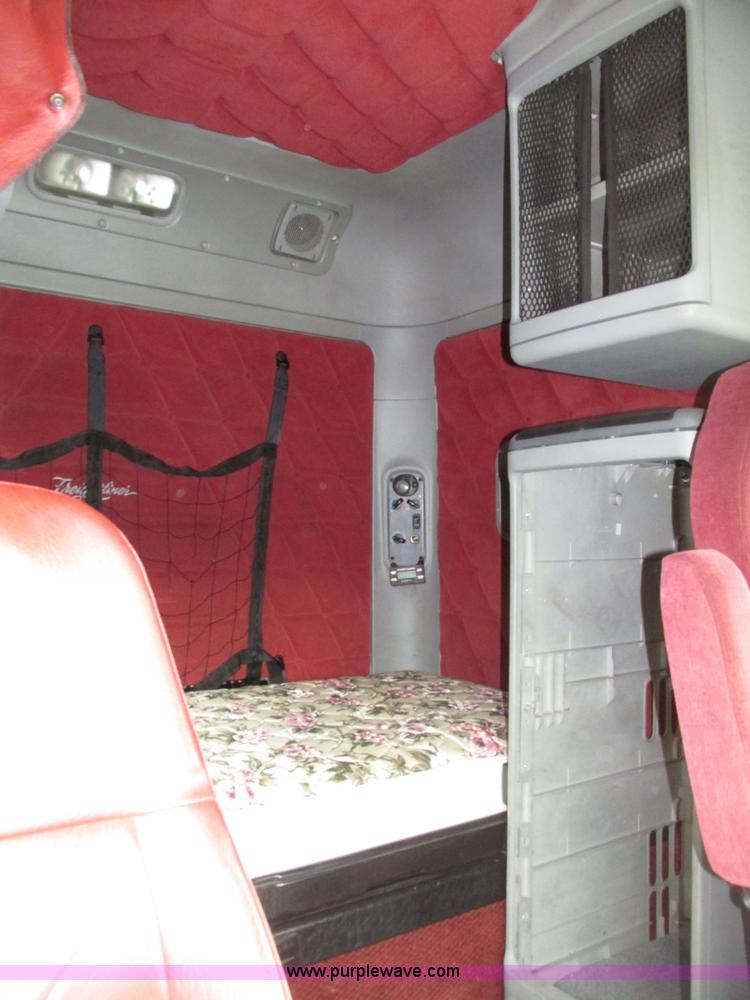 image for item G9986 2005 Freightliner Columbia Heritage edition semi truck