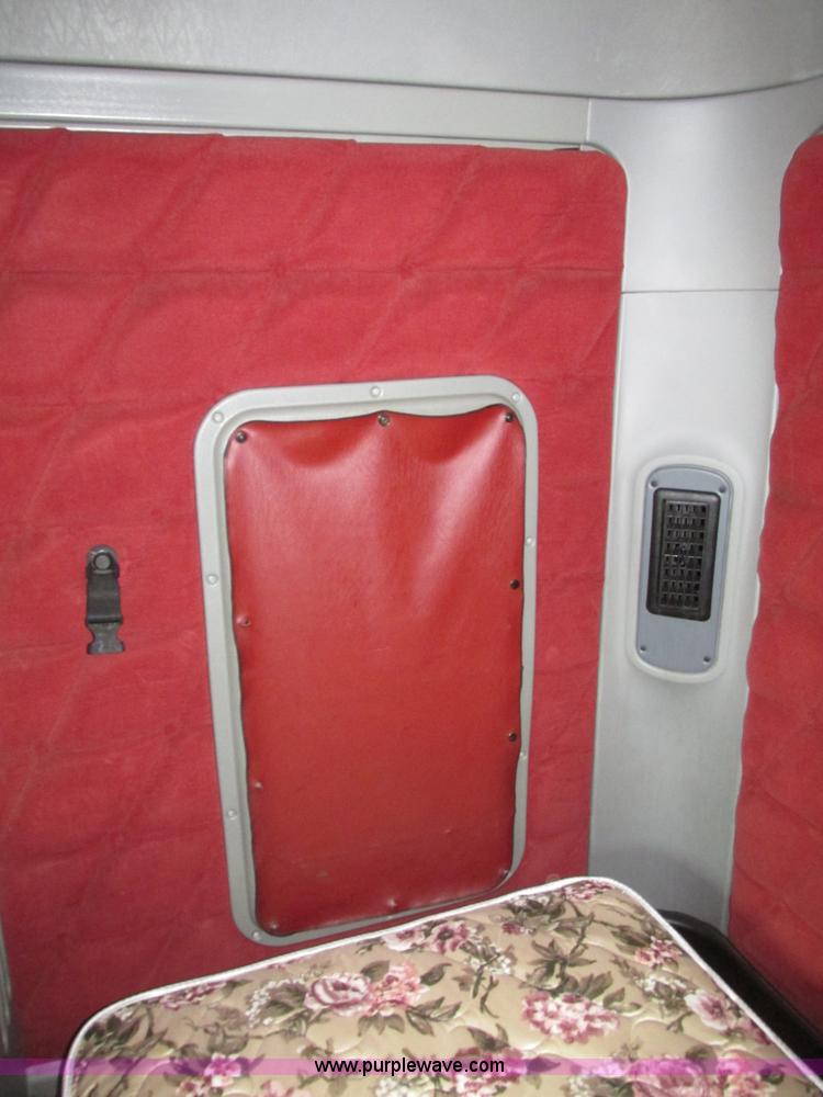 image for item G9986 2005 Freightliner Columbia Heritage edition semi truck