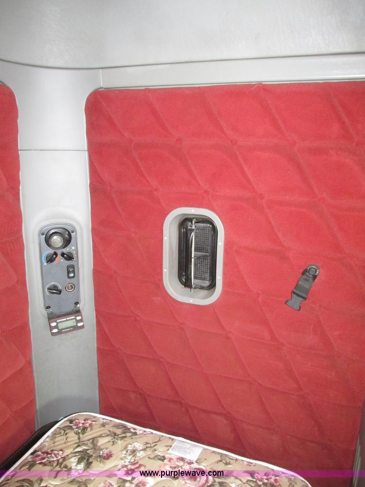 image for item G9986 2005 Freightliner Columbia Heritage edition semi truck