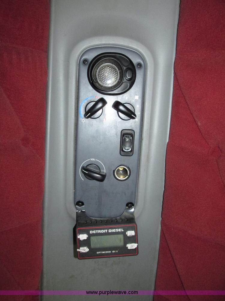 image for item G9986 2005 Freightliner Columbia Heritage edition semi truck