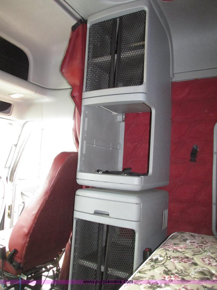 image for item G9986 2005 Freightliner Columbia Heritage edition semi truck