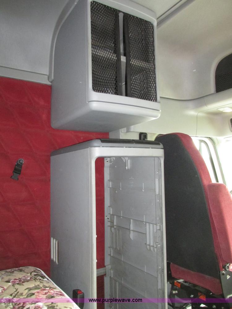 image for item G9986 2005 Freightliner Columbia Heritage edition semi truck