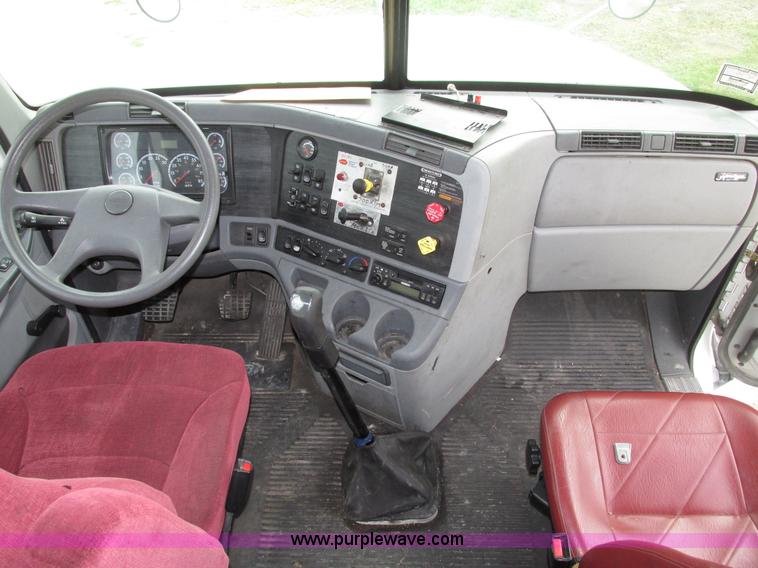 image for item G9986 2005 Freightliner Columbia Heritage edition semi truck