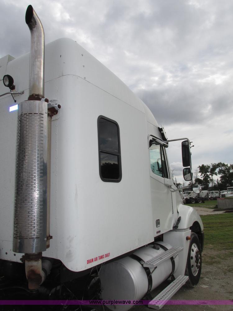 image for item G9986 2005 Freightliner Columbia Heritage edition semi truck