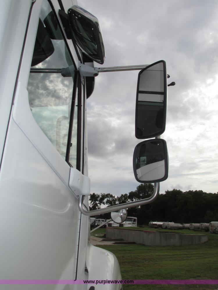 image for item G9986 2005 Freightliner Columbia Heritage edition semi truck