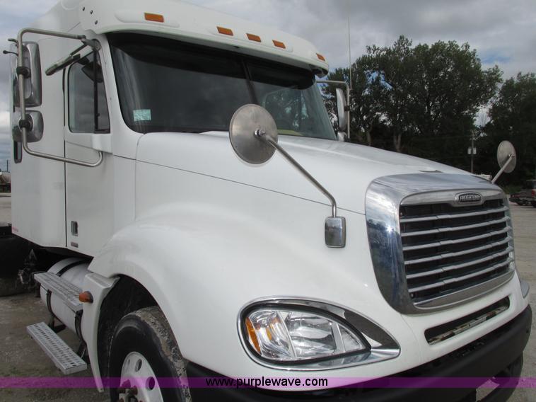 image for item G9986 2005 Freightliner Columbia Heritage edition semi truck