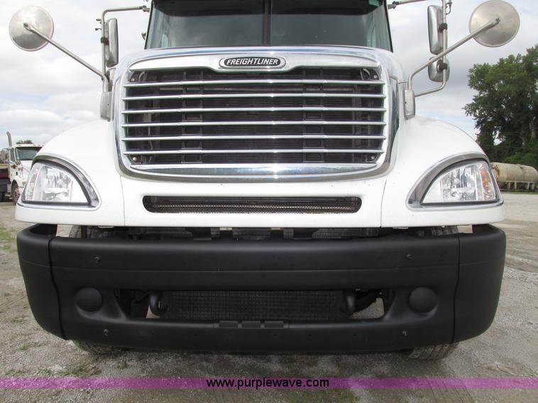 image for item G9986 2005 Freightliner Columbia Heritage edition semi truck