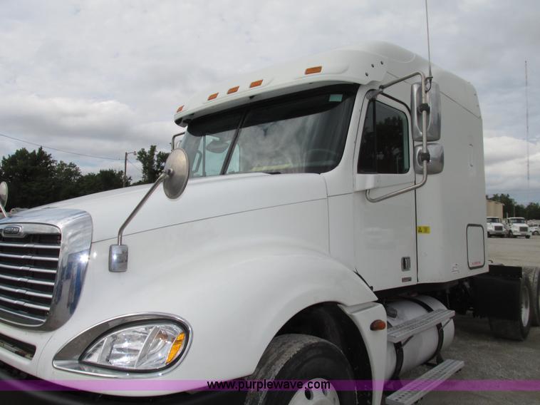 image for item G9986 2005 Freightliner Columbia Heritage edition semi truck