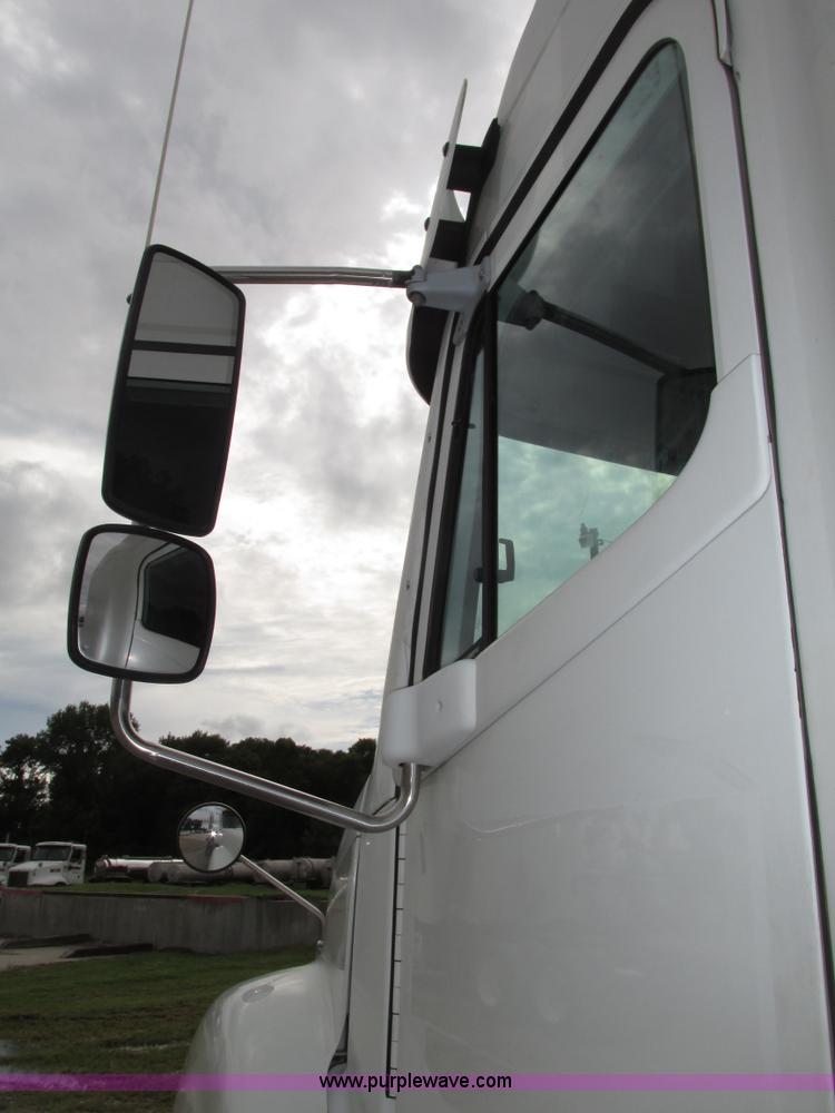 image for item G9986 2005 Freightliner Columbia Heritage edition semi truck