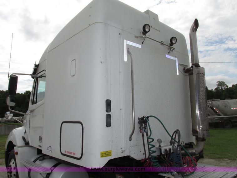 image for item G9986 2005 Freightliner Columbia Heritage edition semi truck