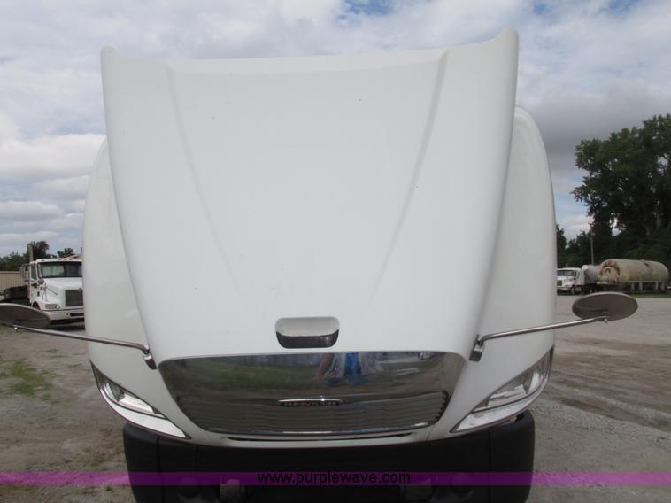 image for item G9986 2005 Freightliner Columbia Heritage edition semi truck