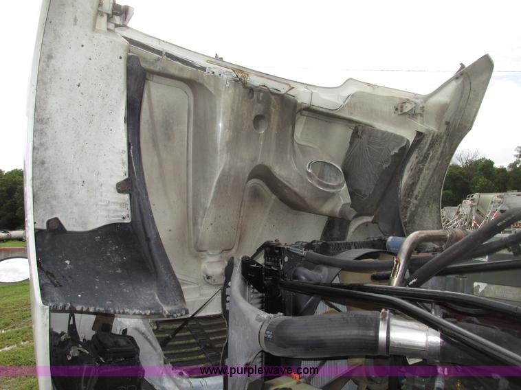 image for item G9986 2005 Freightliner Columbia Heritage edition semi truck