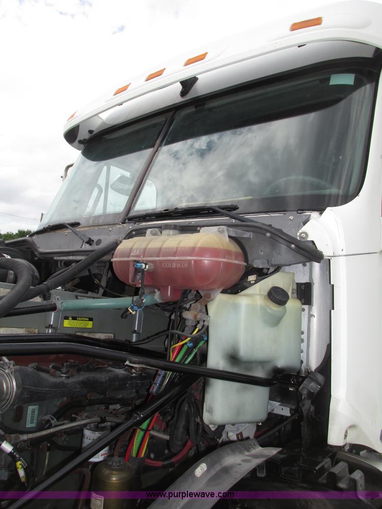 image for item G9986 2005 Freightliner Columbia Heritage edition semi truck