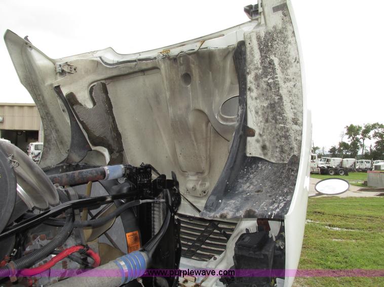 image for item G9986 2005 Freightliner Columbia Heritage edition semi truck