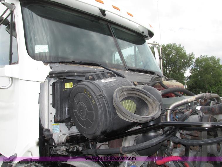 image for item G9986 2005 Freightliner Columbia Heritage edition semi truck