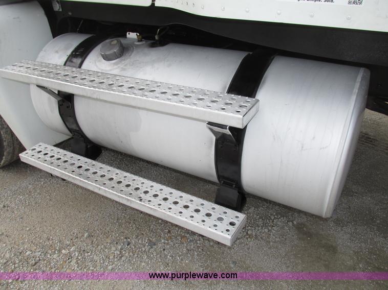 image for item G9986 2005 Freightliner Columbia Heritage edition semi truck