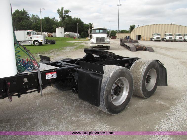 image for item G9986 2005 Freightliner Columbia Heritage edition semi truck