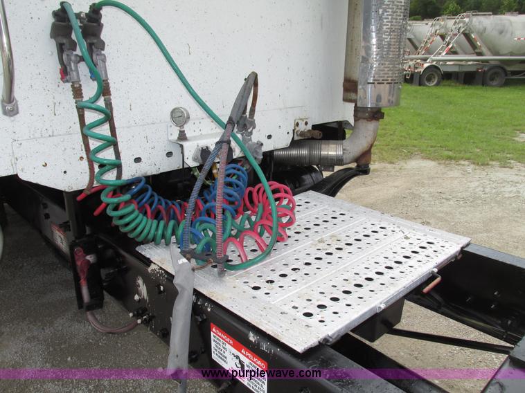 image for item G9986 2005 Freightliner Columbia Heritage edition semi truck