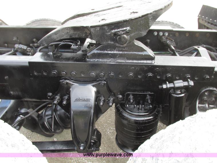 image for item G9986 2005 Freightliner Columbia Heritage edition semi truck