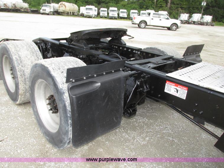 image for item G9986 2005 Freightliner Columbia Heritage edition semi truck