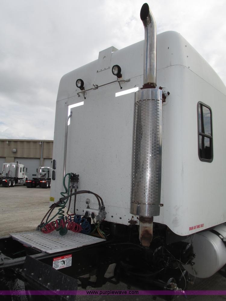 image for item G9986 2005 Freightliner Columbia Heritage edition semi truck