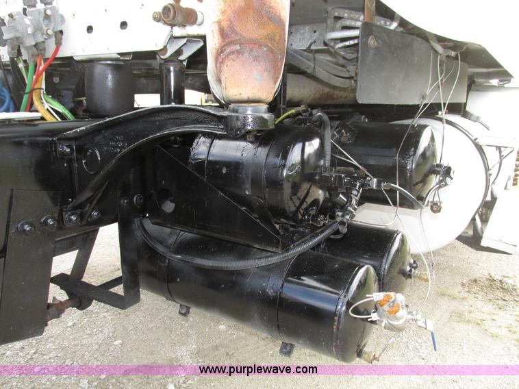 image for item G9986 2005 Freightliner Columbia Heritage edition semi truck