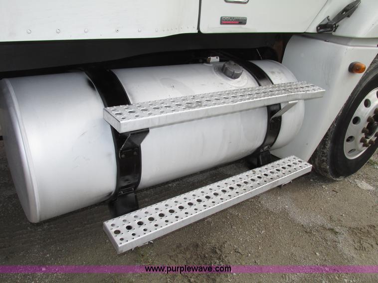 image for item G9986 2005 Freightliner Columbia Heritage edition semi truck