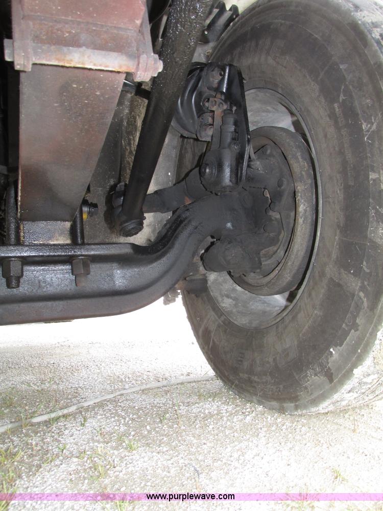 image for item G9986 2005 Freightliner Columbia Heritage edition semi truck