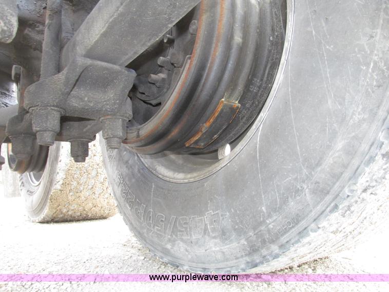 image for item G9986 2005 Freightliner Columbia Heritage edition semi truck